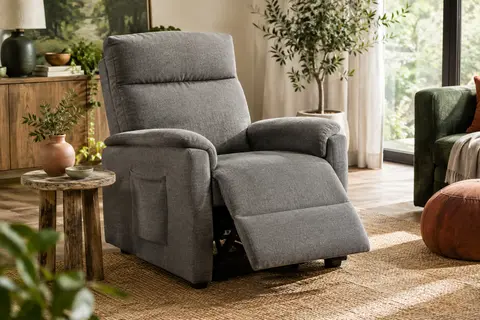 Fauteuil relax électrique gris avec repose-pieds extensible et poches latérales dans un salon lumineux