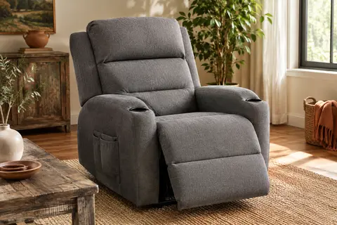 Fauteuil relax électrique en tissu gris, avec dossier inclinable et repose-pieds, dans un salon lumineux et apaisant.