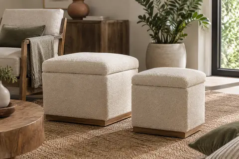 Deux repose-pieds TecTake en tissu bouclé crème, avec couvercles rembourrés et socles effet bois.